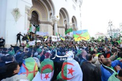 في ثامن جمعة من الحراك الشعبي ..بداية توافد المتظاهرين على ساحة البريد المركزي