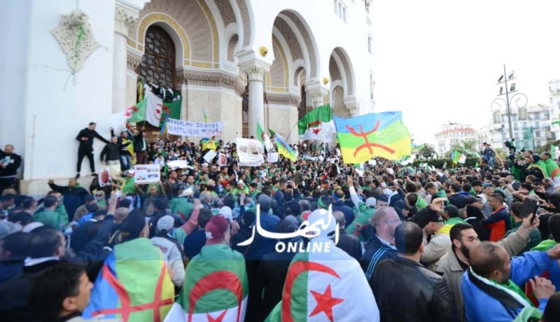 في ثامن جمعة من الحراك الشعبي ..بداية توافد المتظاهرين على ساحة البريد المركزي
