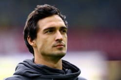 لاعب كرة قدم ألماني يغامر بقفزة خطيرة في حوض سباحة