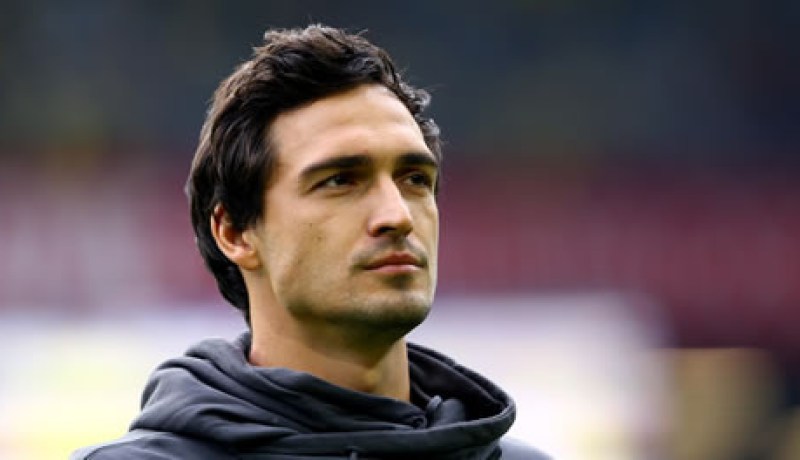 لاعب كرة قدم ألماني يغامر بقفزة خطيرة في حوض سباحة