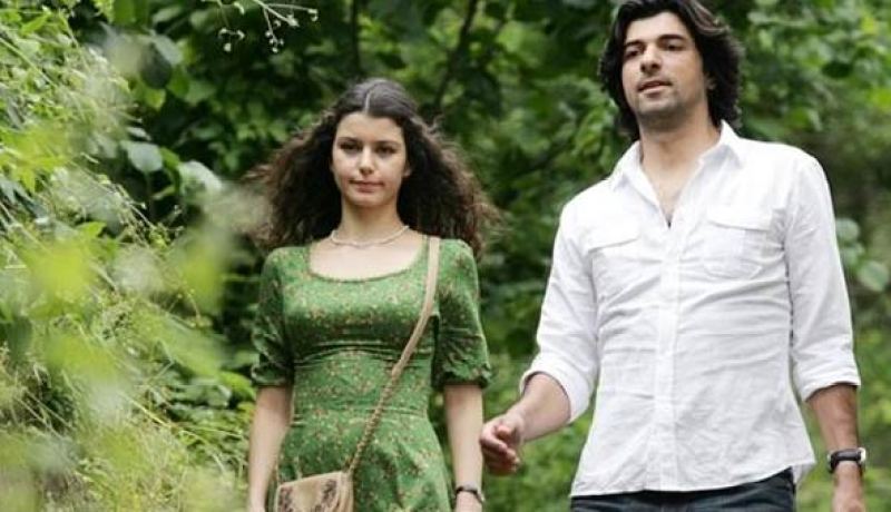 بيرين سات ترفض العمل مع أنجين أكيوريك في مسلسل السلطانة كوسيم