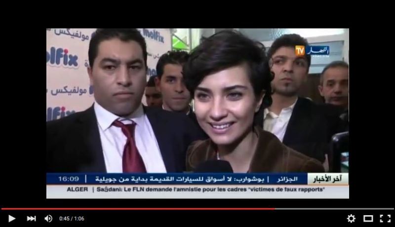بالفيديو الممثلة التركية توبا بويوكستون في زيارة لمرضى السرطان بمستشفى بارني