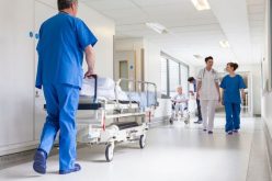 بريطانيا تدعو الأطباء والممرضين المتقاعدين العودة للعمل لمواجهة كورونا