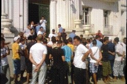 عشرات الشباب يهددون بالانتحار الجماعي أمام مقر بلدية عزابة في سكيكدة