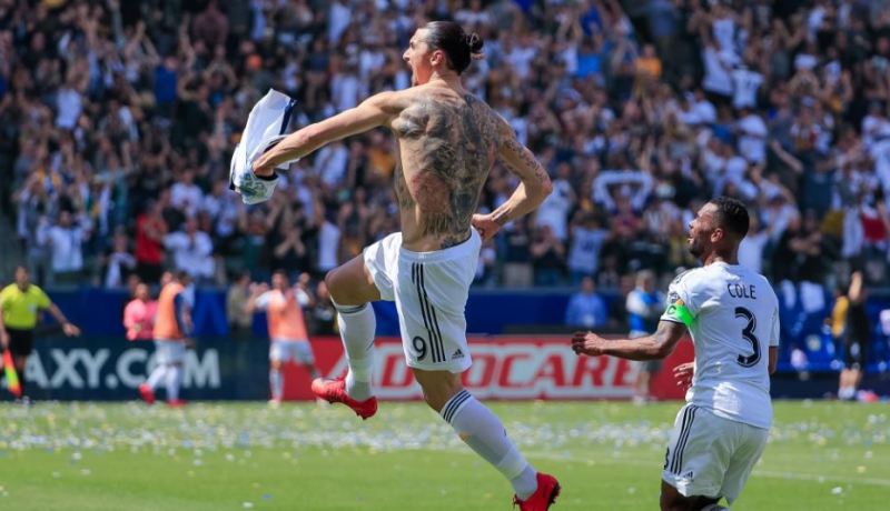 بالفيديو.. “زلاتان” يُسجل هدف عالمي في أول لقاء مع غالاكسي