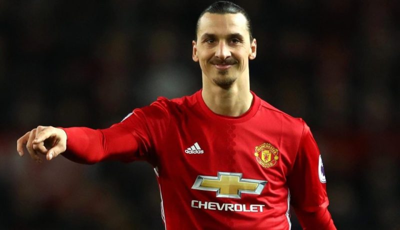 “إبراهيموفيتش” يمضي لموسم آخر مع الشياطين الحمر