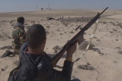 الثوار الليبيون يدربون المدنيين لارسالهم الى الجبهة