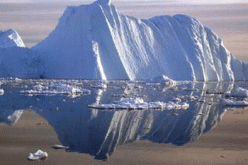 جزيرة جليدية بحجم مدينة تنفصل عن جبل جليدي بغرينلاند