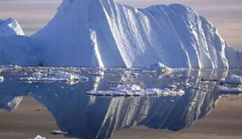جزيرة جليدية بحجم مدينة تنفصل عن جبل جليدي بغرينلاند