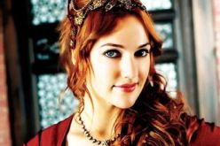 بالصور..”مريم أوزرلي” ترث جمالها من والدتها