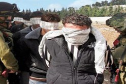 اعتقال 8 فلسطينيين في مداهمات للمنازل بالضفة الغربية