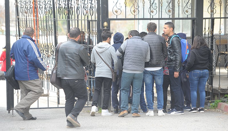 طلبة البيوتكنولوجيا يحتجون أمام ديوان الوالي في قسنطينة