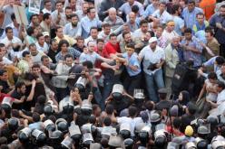 الاخوان المسلمون يتفردون بتأييد التعديلات الدستورية المقترحة في مصر