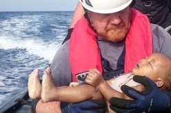 بعد إيلان.. صورة طفل غارق جديد تدمي قلوب العالم