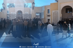 بالصور..عشرات الشباب يقتحمون ساحة مقر الولاية المنتدبة المنيعة.. ووالي غرداية يشكل لجنة تحقيق