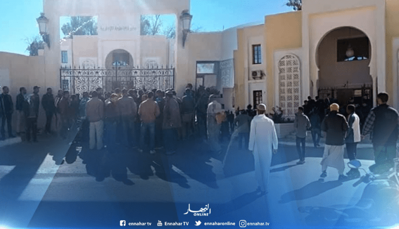 بالصور..عشرات الشباب يقتحمون ساحة مقر الولاية المنتدبة المنيعة.. ووالي غرداية يشكل لجنة تحقيق