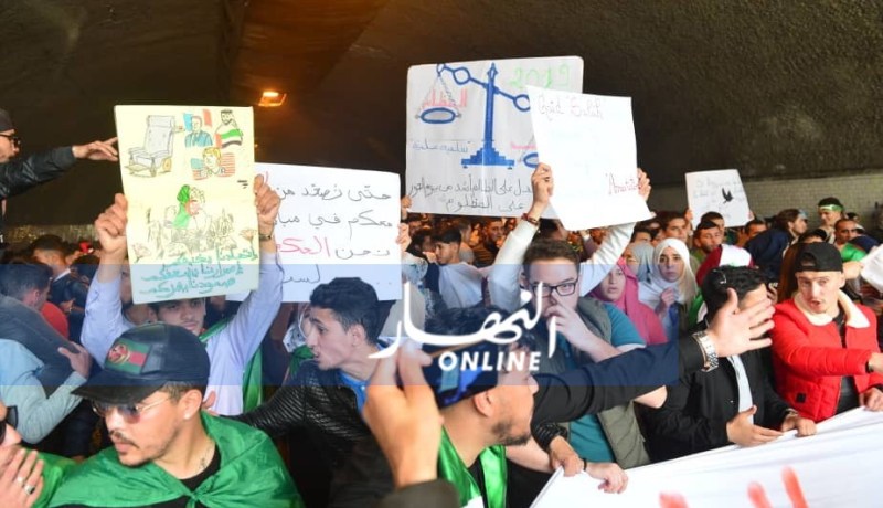خروج الطلبة بالعاصمة للمطالبة بالتغيير العاجل للنظام