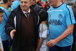 بالصور.. الجيل الذهبي للكرة الجزائرية يُكرم “طارق بتاج”