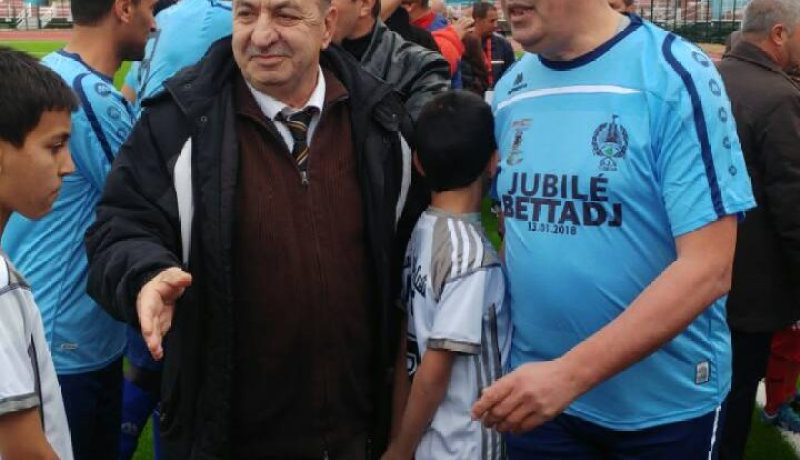 بالصور.. الجيل الذهبي للكرة الجزائرية يُكرم “طارق بتاج”