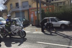 عنصر من داعش يقتل شرطي ويحتجز رهائن في فرنسا