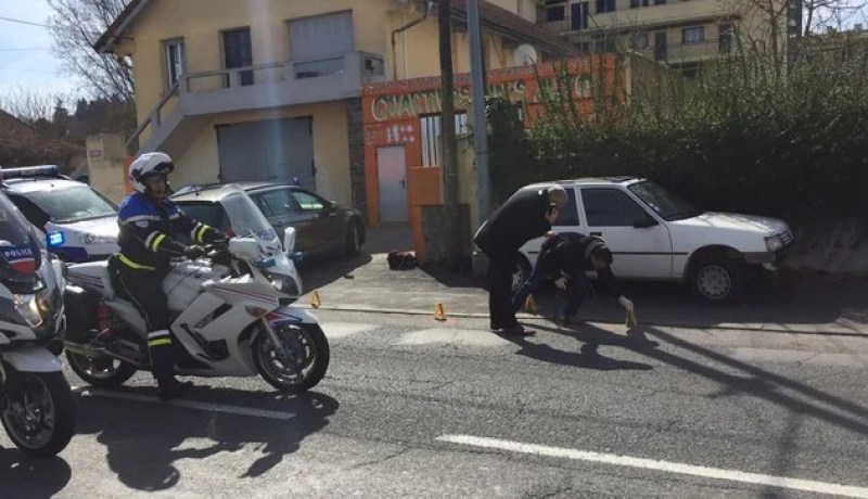 عنصر من داعش يقتل شرطي ويحتجز رهائن في فرنسا