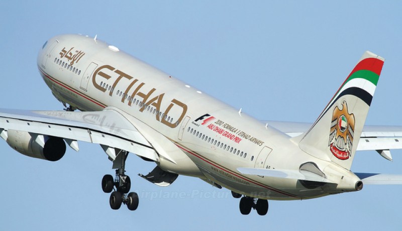 هبوط اضطراري لطائرة إماراتية إثر وفاة طيار