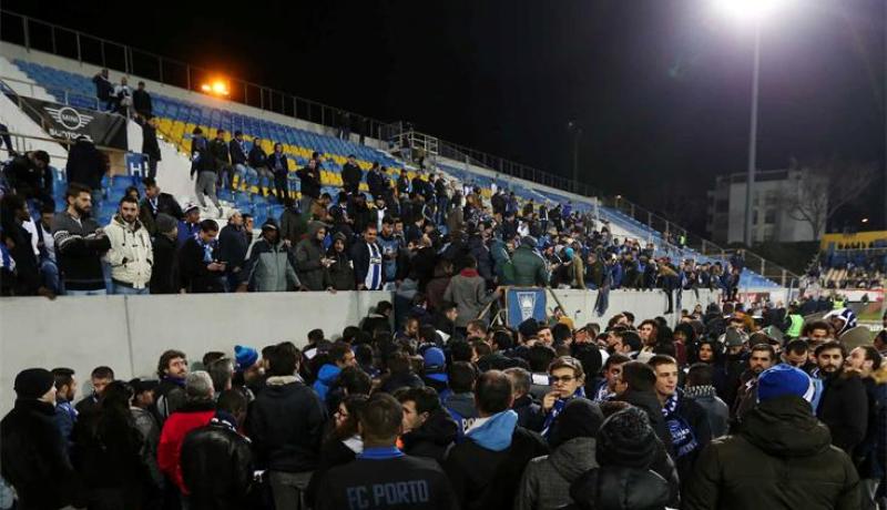 بالصور.. توقف مباراة “بورتو” خوفا من إنهيار المدرجات !
