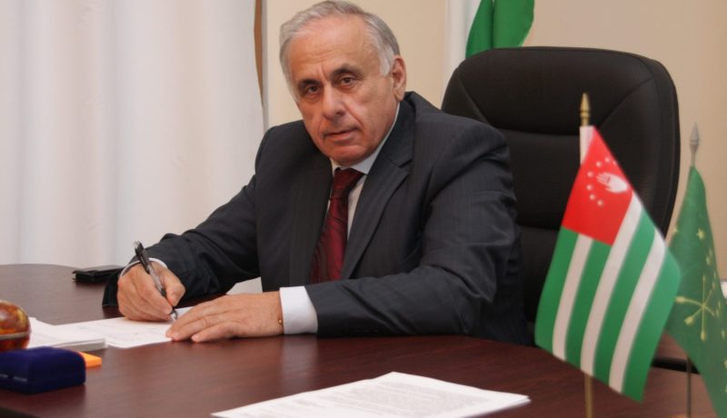 حادث مرور يتسبب في مصرع رئيس وزراء هذا البلد