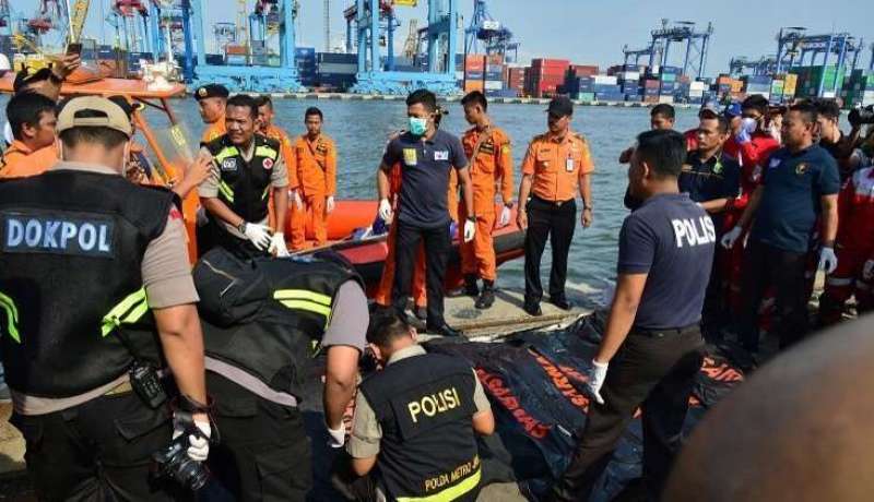 انتشال 24 جثة لضحايا الطائرة الأندونيسية المنكوبة