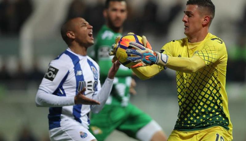 بالفيديو.. كونسيساو غاضب من براهيمي لهذا السبب!