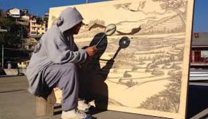 بالصور رسام فلبيني يرسم لوحاته باستخدام أشعة الشمس