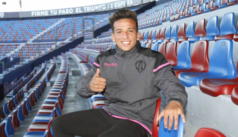 الجزائري “زاكا” يُغادر أتليتيكو مدريد ويُوقع مع ليفانتي