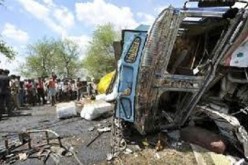 مقتل وإصابة 16 شخصا إثر اصطدام سيارة تابعة لموكب رئيس زيمبابوي بحافلة صغيرة