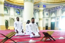 بالصور .. بطل العالم في الملاكمة يتعرض للعنصرية بسبب صلاته في دبي