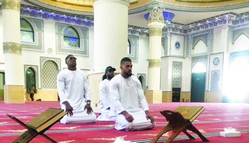 بالصور .. بطل العالم في الملاكمة يتعرض للعنصرية بسبب صلاته في دبي