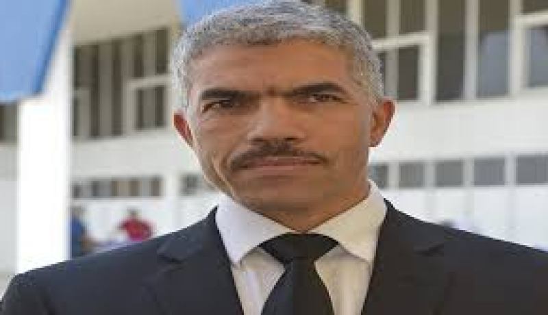 «حاير في صباطو ويحوّس يكسي الناس»!