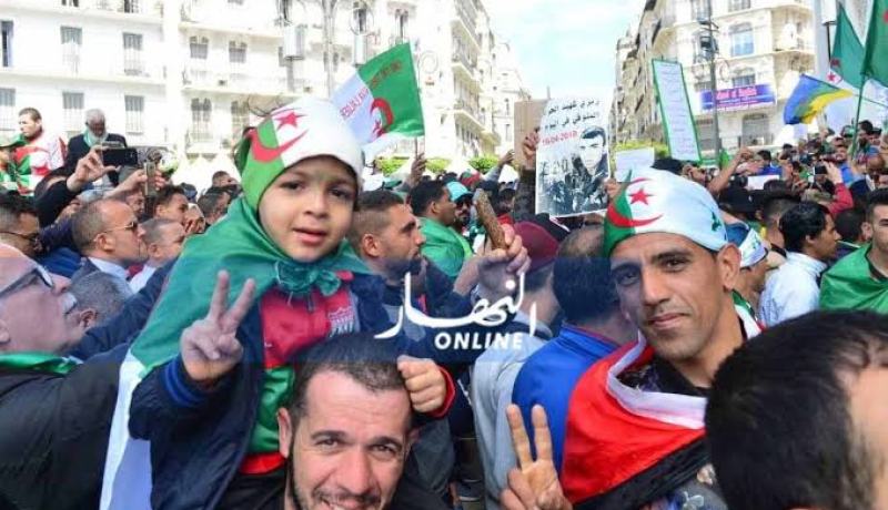 خبراء يحذرون: “الجزائر تتعرض لحرب إعلامية شرسة هدفها ضرب وحدة شعبها وجيشها”