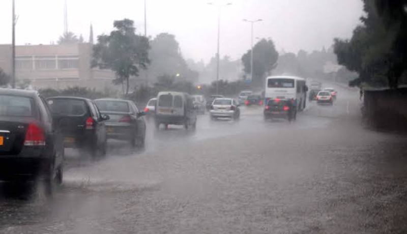 الأمطار الغزيرة تتسبب في ارتفاع منسوب المياه وشل حركة المرور بالولايات الغربية