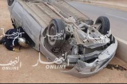 البويرة.. وفاة شخص وإصابة ٱخر بجروح في انقلاب سيارة سياحية