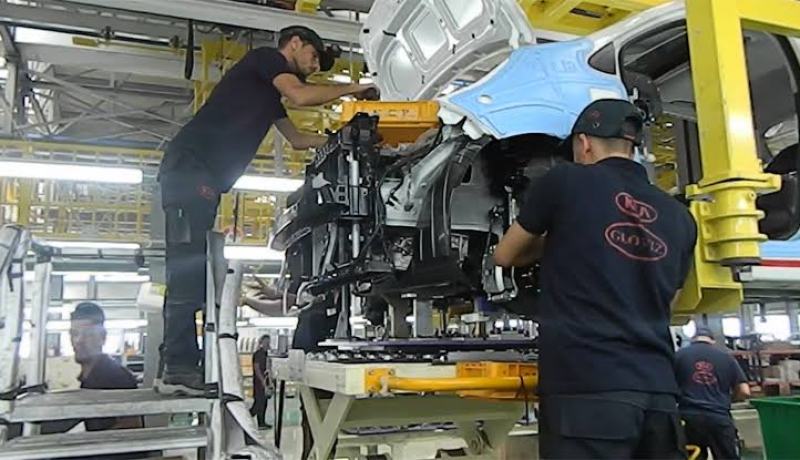 وزير الصناعة: مُصنِّعان كبيران وضعا طلباتهما للإستثمار في مجال تصنيع السيارات