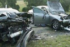 البويرة: قتيلان وجريح في إصطدام بين سيارتين وشاحنة صغيرة