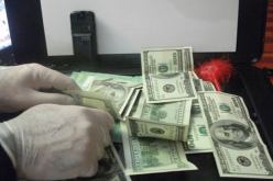 الشلف: توقيف شخصين وحجز 40 ألف دولار مزورة