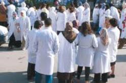 اطباء مصر يبدأون اضرابا جزئيا للمطالبة بتحسين الاجور وظروف العمل