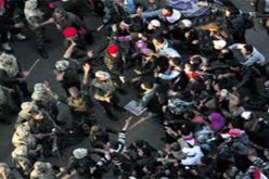 مئات المحتجين يعتصمون أمام مقر وزارة الدفاع في مصر