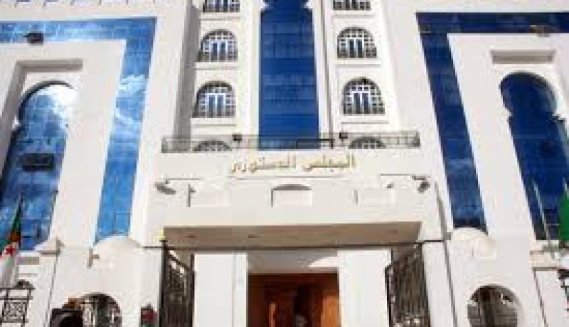 التوقيع على إتفاقية لتشجيع البحث في مجال القانون الدستوري