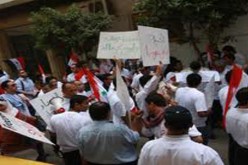 عشرات المتظاهرين يقتحمون ويخربون مقر سفارة سوريا في اليونان