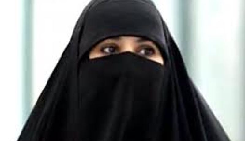 إمرأة منقبة تسرق عباءة نسوية من محل تجاري‮ ‬بالعلمة