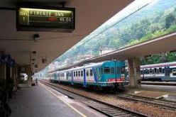 تصادم بين قطار للضواحي وسيارة جنوب إيطاليا يخلف 6 قتلى