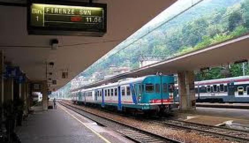 تصادم بين قطار للضواحي وسيارة جنوب إيطاليا يخلف 6 قتلى