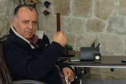 زهير عبد الكريم يقبّل حذاء جندي سوري